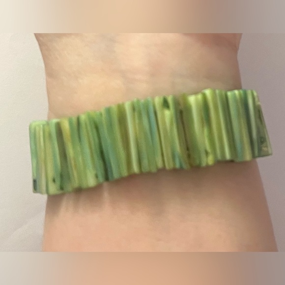 Shell elastic bracelet, green jewelry - Picture 3 of 16